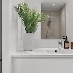 Lejlighed Modern & Stylish With Private Balcony