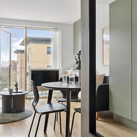 Modern & Stylish With Private Balcony Lägenhet *